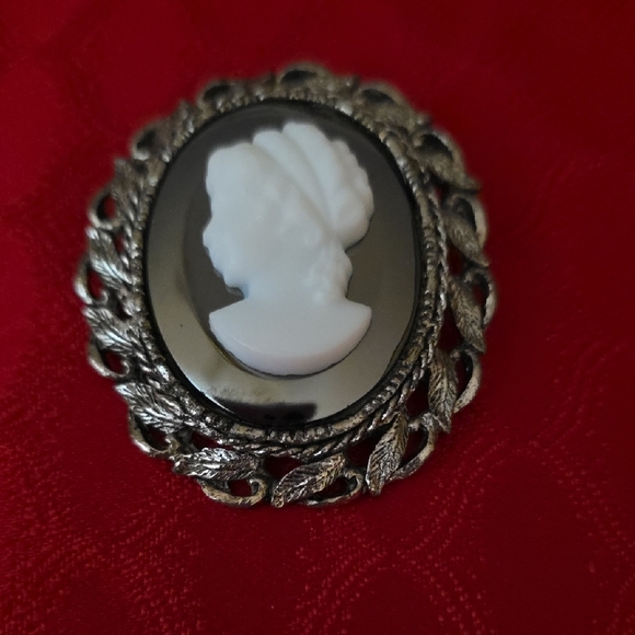 Vintage-Inspired Silver and White Cameo Brooch - Picture 8 of 8